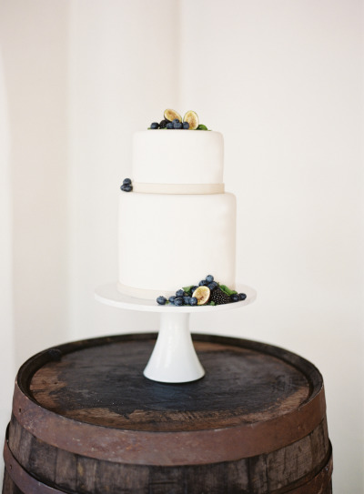 Свадебный торт, украшенный свежим инжиром