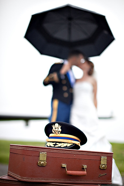 Деталь свадебной фотосессии - фуражка жениха