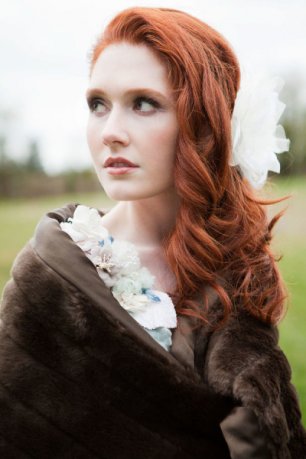 Прическа невесты: мягкие волны с аксессуаром