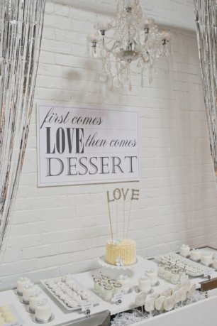 Сладкий стол с табличкой