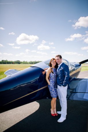 Фотосессия молодоженов на крыле самолета