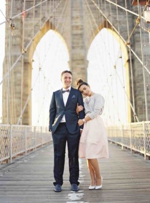 Фотосессия молодоженов на мосту