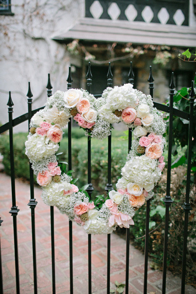 Декор свадьбы в виде композиции из цветов в форме сердца