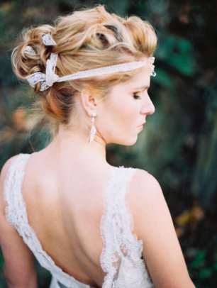 Сложная прическа невесты с кружевной лентой