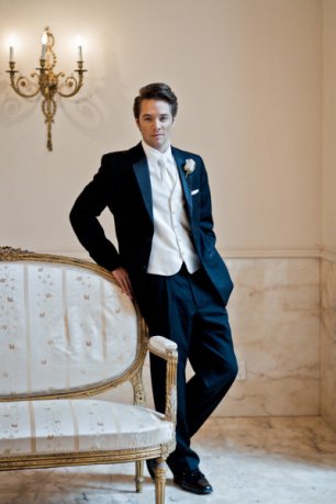 Классический костюм-тройка жениха