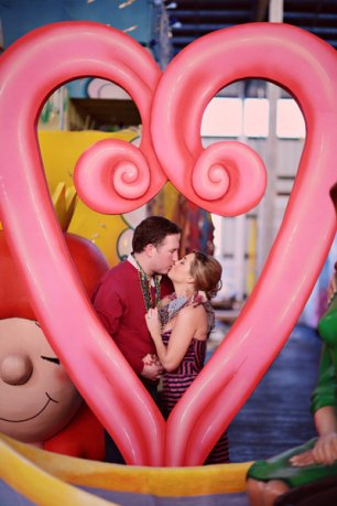 Молодожены в лунном парке