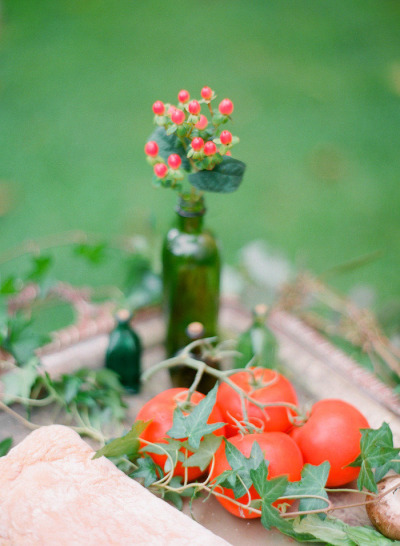 Декор стола: томаты на ветке