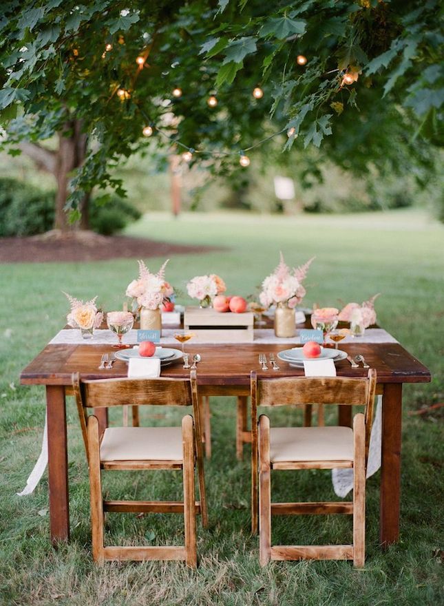 Персики в декоре стола