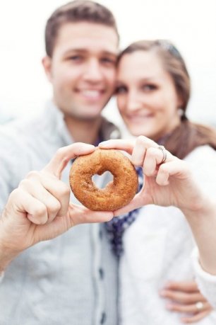 Молодожены с пончиком на фотосессии