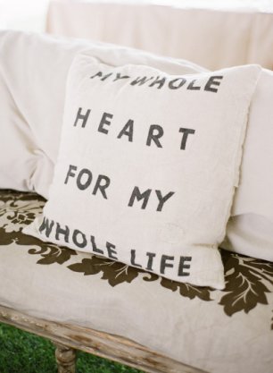 Деталь свадебной фотосессии - подушка