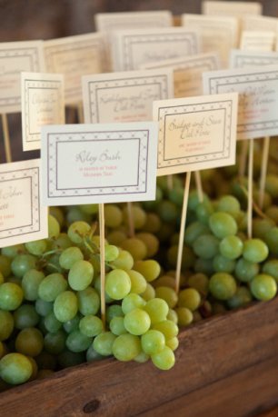 Банкетные карточки на гроздьях винограда