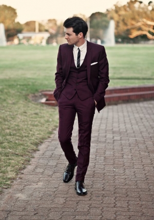 жених в бордовом костюме-тройке