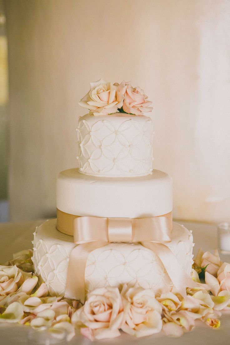 Свадебный торт со свежими розами