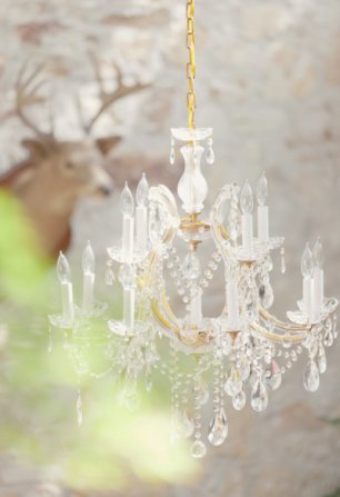 Люстра - элемент декора на месте торжества