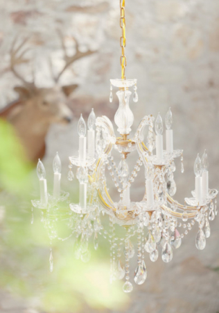 романтичная зимняя свадьба, винтажная люстра в декоре свадьбы