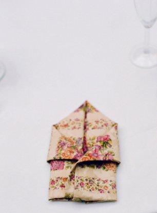 Цветная салфетка на столе