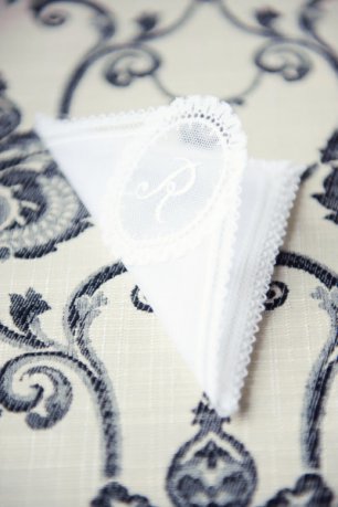 Сервировка стола: салфетка с вышивкой