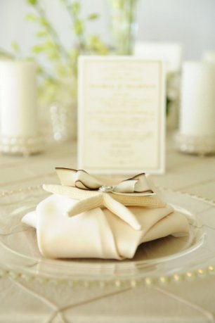 Изящная сервировка свадебного стола