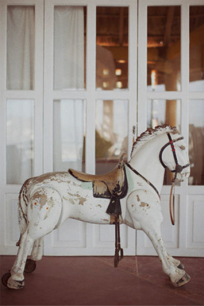Деталь свадебной фотосессии - игрушка-лошадка
