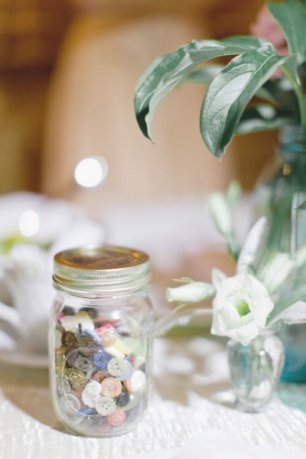 Декор на свадебном столе - банка с пуговицами