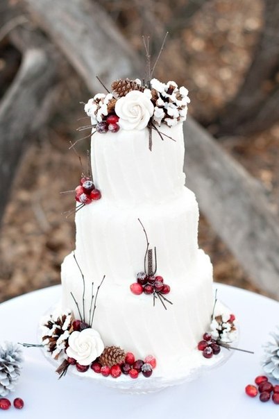 Свадебный торт, украшенный ягодами и цветами