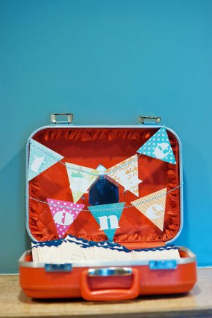 Деталь декора - чемодан