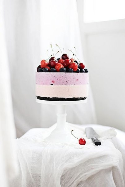 Свадебный торт, украшенный ягодами