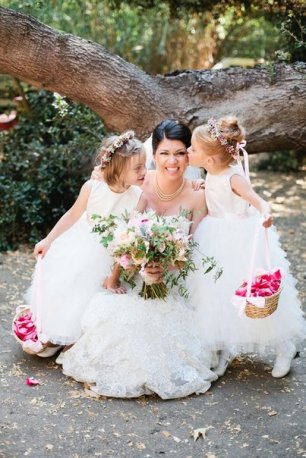 Невеста с цветочными девочками