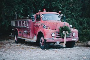 Ретро-автомобиль на свадебной фотосессии