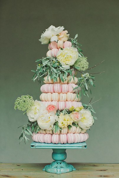 Свадебный торт из макарунов, украшенный цветами