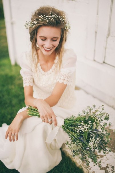 Образ невесты: одинаковые цветы в букете и волосах