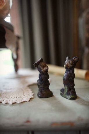 Бронзовые статуэтки на столе