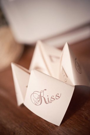 Деталь сервировки свадебного стола