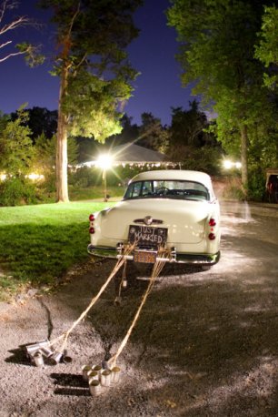 Декор ретро-автомобиля на свадьбе