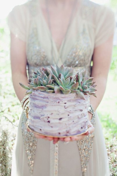 Свадебный торт, украшенный необычными цветами