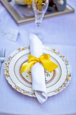 Салфетка с бантом в сервировке стола