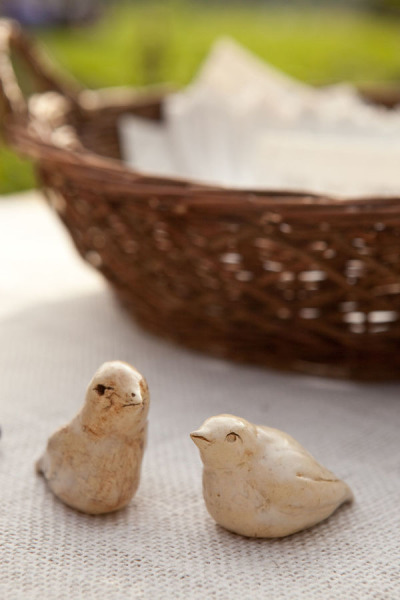 Фигурки птиц на свадебном столе