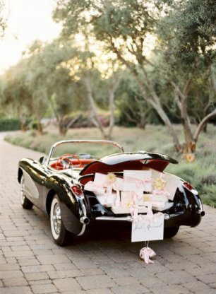 Ретро-автомобиль с подарками