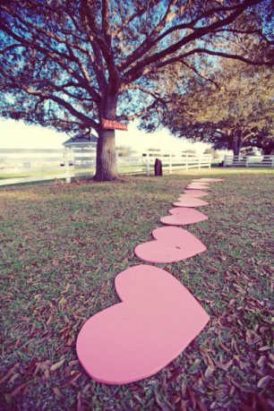 Дорожка из сердец к месту церемонии