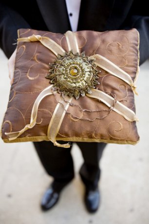 Подушечка невесты с винтажной брошью