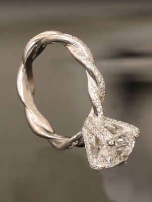 Кольцо с крупным камнем