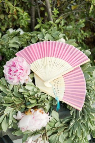 Деталь свадебной фотосессии - веер