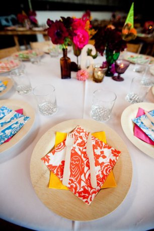 Яркая сервировка свадебного стола