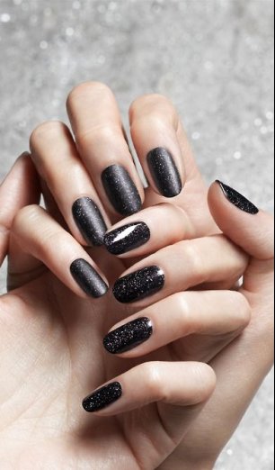 Мерцающий маникюр невесты