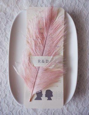 Перо в сервировке стола