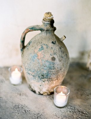 Глиняный декор на столе