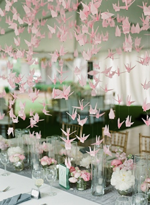 Бумажные гирлянды на месте торжества