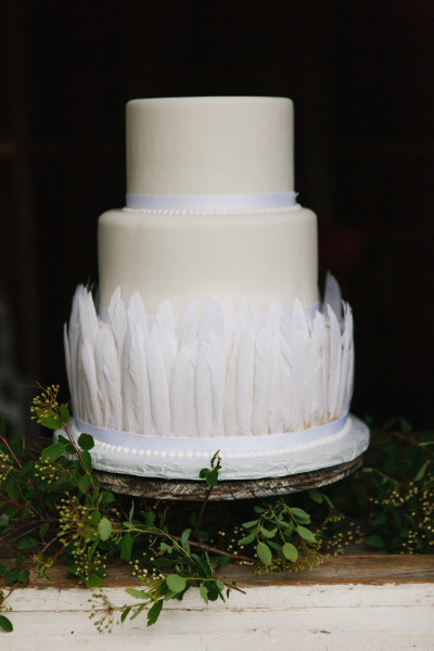 Свадебный торт, украшенный перьями