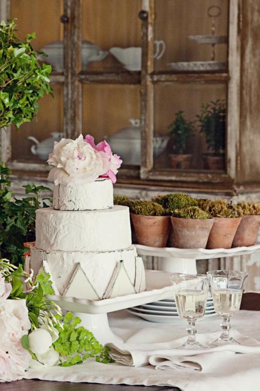 Свадебный торт среди растительного декора