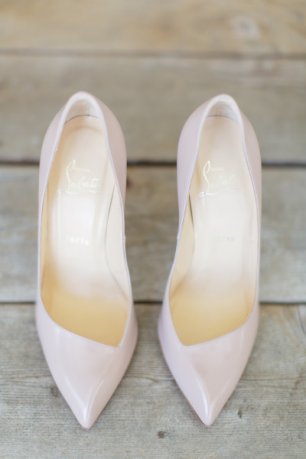 Туфли невесты с острым носом